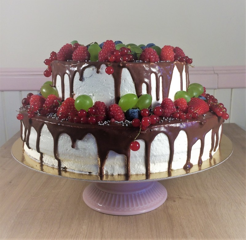 Dvoupatrov dort s ovocem