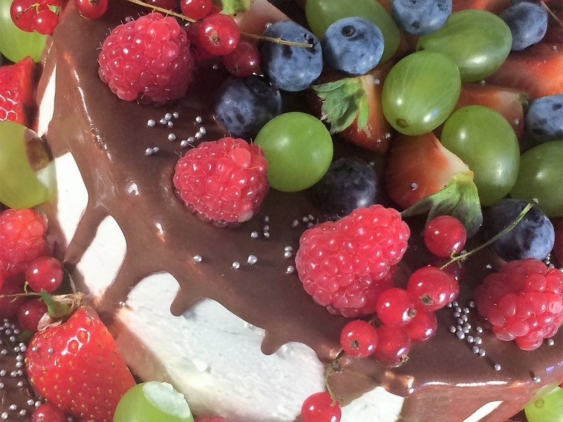 Dvoupatrov dort s ovocem