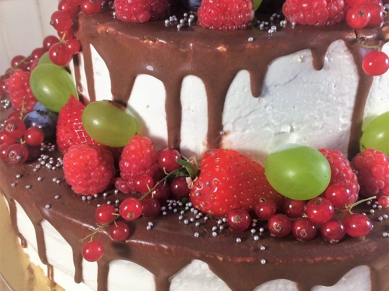 Dvoupatrov dort s ovocem