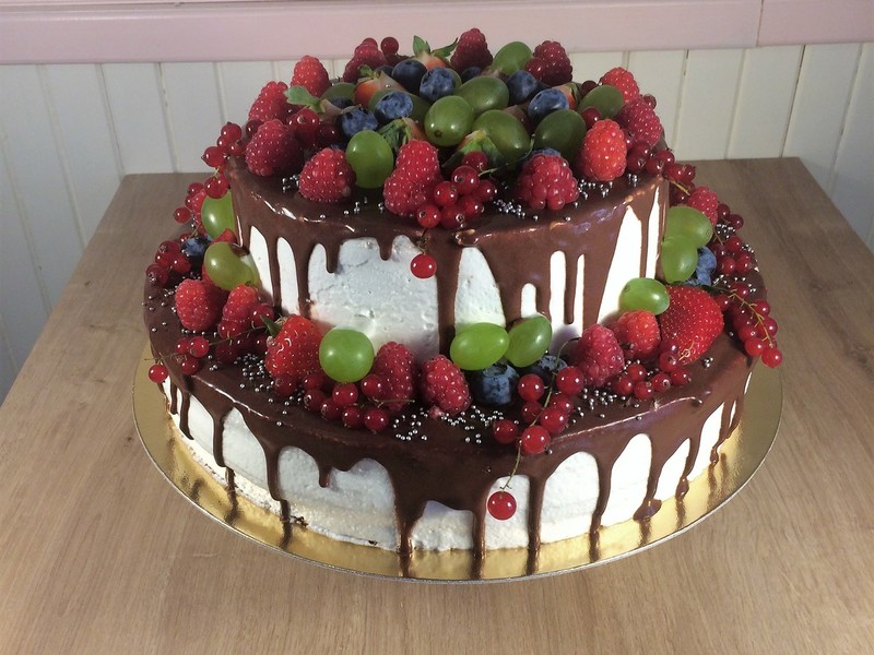 Dvoupatrov dort s ovocem